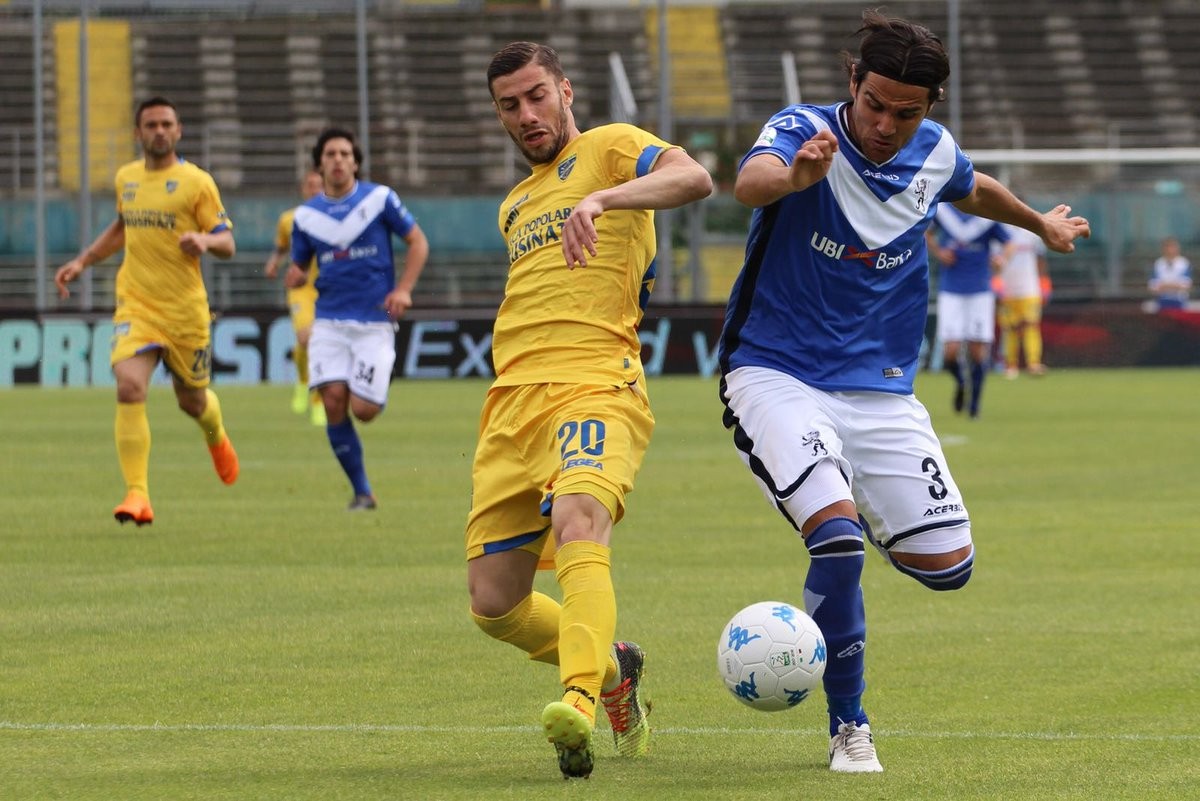 Serie B - Il Frosinone vince in extremis a Brescia: Ciano tiene viva la corsa verso la Serie A