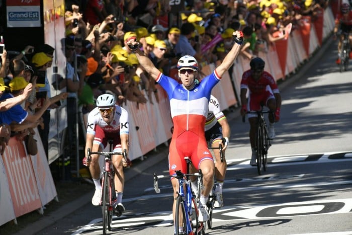 Tour de France, vince Demare tra le cadute