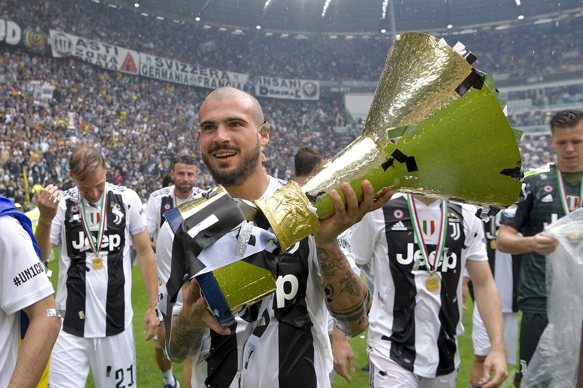 Juventus: Darmian il primo nome per la fascia, sondati tre gioielli del Milan. Occhio anche alle cessioni