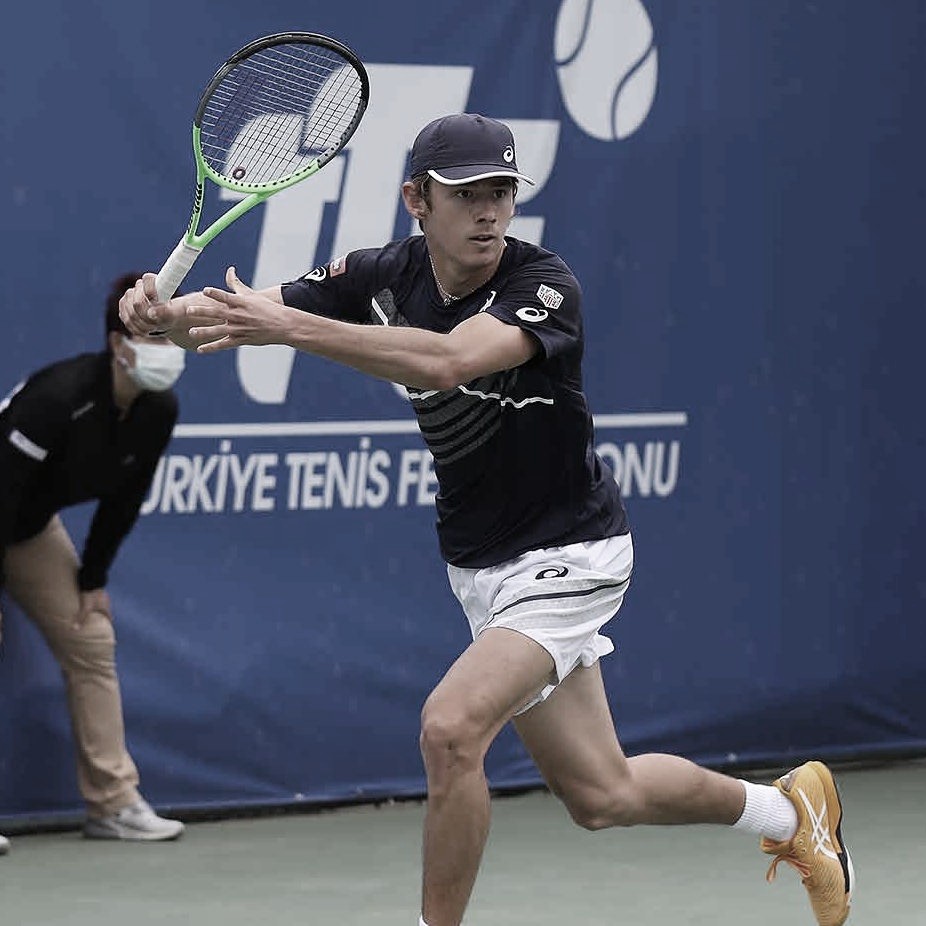 De Minaur vence Goffin no terceiro set e chega à final em Antalya De Minaur vence Goffin no terceiro set e chega à final em Antalya