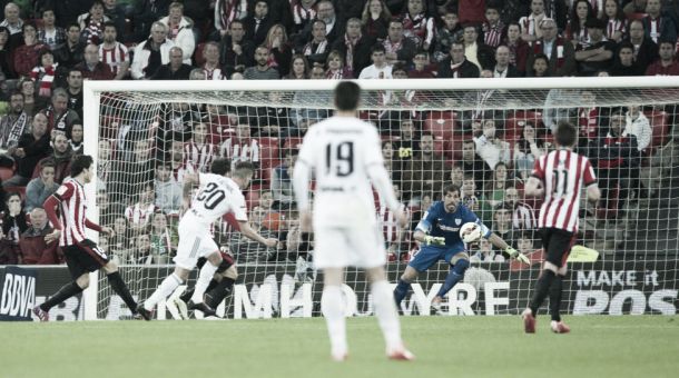 Athletic Bilbao 1-1 Valencia: 10 men Valencia fail to grasp on 0-1 lead, as Aduriz scores late