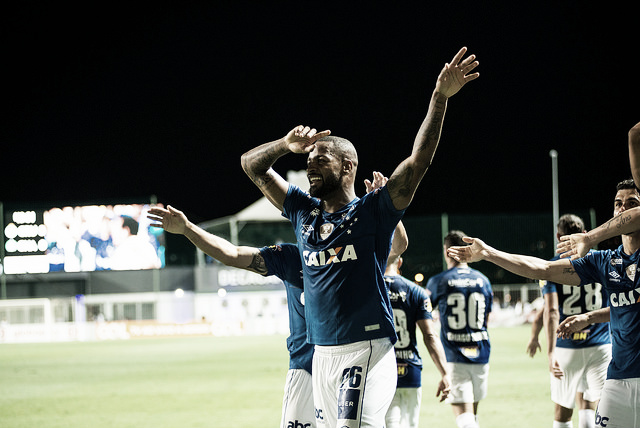 Após vitória, Dedé desmente boatos e confirma sua permanência no Cruzeiro Após vitória, Dedé desmente boatos e confirma sua permanência no Cruzeiro