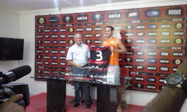 Rodrigo Defendi é apresentado oficialmente no Vitória