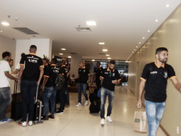 Delegação do América-MG chega a Alagoas para jogo contra Murici