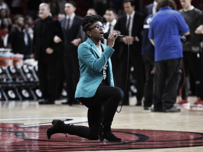 Cantora protesta durante hino nacional na NBA