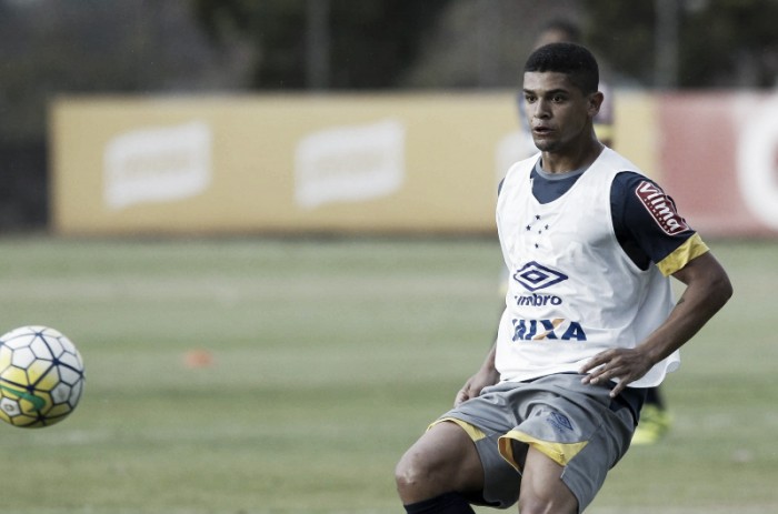 Após cinco partidas, Cruzeiro anuncia liberação do volante Denilson