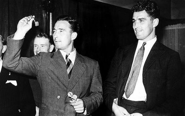 Two one-club brothers: Arsenal's Leslie and Denis Compton