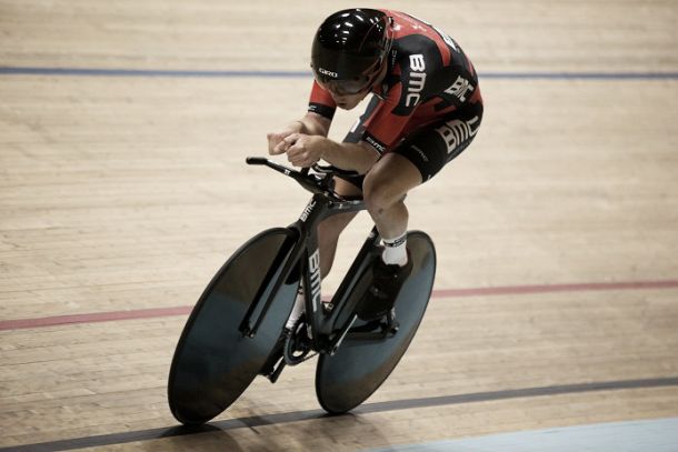 Dennis sets new Hour Record