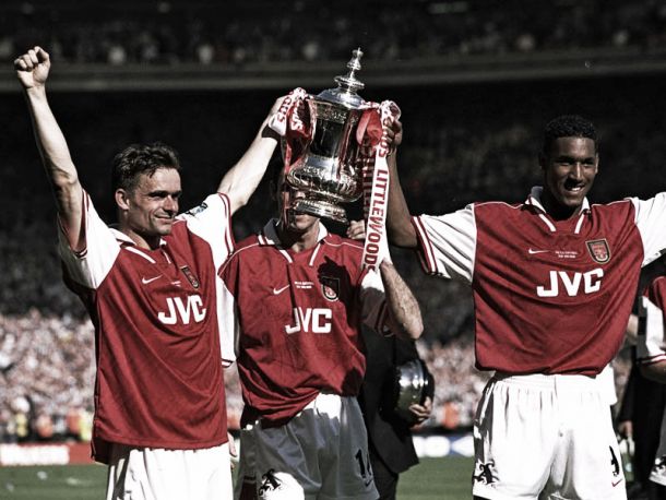 How big was the decision to leave Bergkamp out of the 1998 FA Cup final?