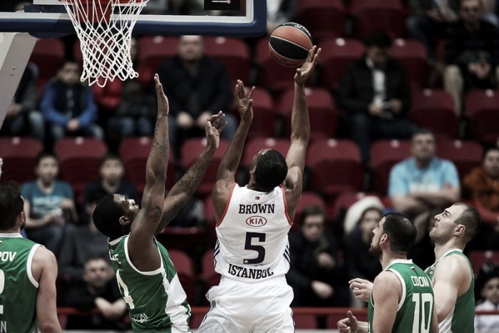 Eurolega - L'Anadolu soffre ma vince, i playoff non sono più solo un sogno (92-99) Eurolega - L'Anadolu soffre ma vince, i playoff non sono più solo un sogno (92-99)