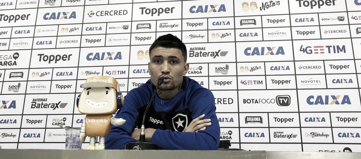 Autor do gol no empate com Vitória, Kieza cobra postura diferente do Botafogo em casa
