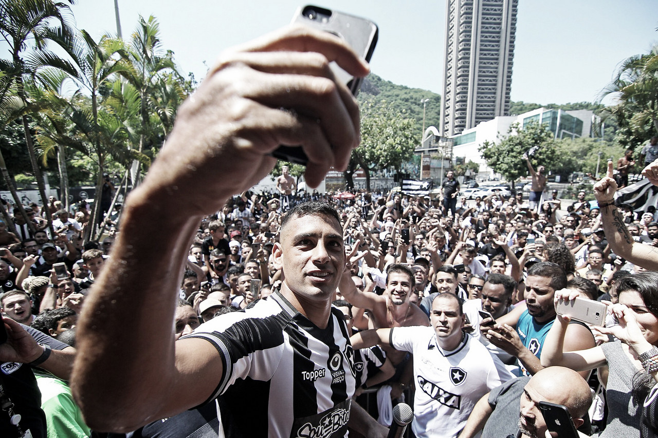 Diego Souza alavanca vendas de camisa e busca por programa sócio-torcedor Diego Souza alavanca vendas de camisa e busca por programa sócio-torcedor