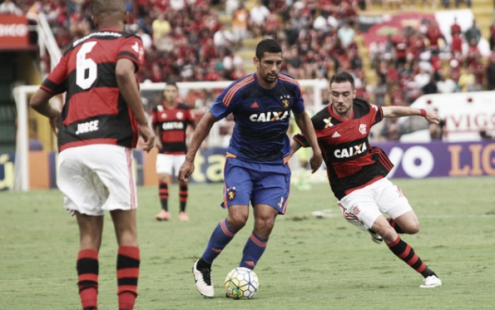 Diego Souza critica arbitragem na derrota para Flamengo: "Jogamos contra algo a mais" Diego Souza critica arbitragem na derrota para Flamengo: "Jogamos contra algo a mais"