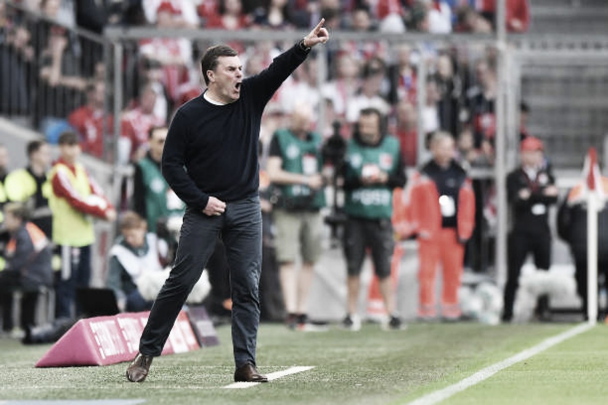 Técnico do Gladbach reprova segundo tempo da equipe contra Bayern: "Defendemos muito mal" Técnico do Gladbach reprova segundo tempo da equipe contra Bayern: "Defendemos muito mal"