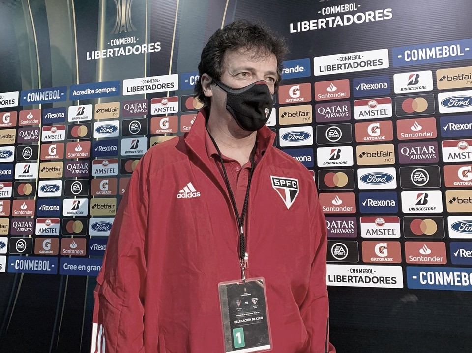 Fernando Diniz defende estratégia e mantém esperança de classificação: "Lutar até o final" Fernando Diniz defende estratégia e mantém esperança de classificação: "Lutar até o final"