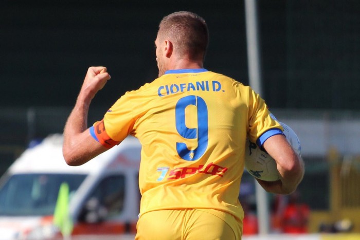 Pazza sfida al Partenio: Frosinone batte Bari 3-2