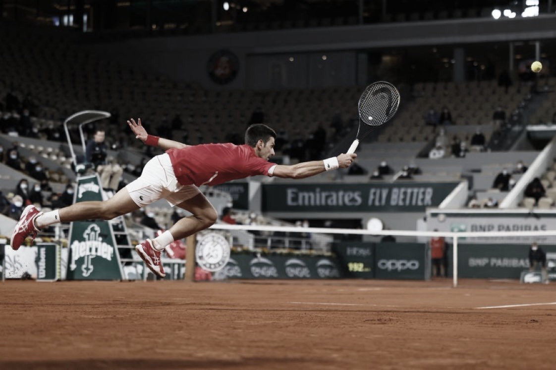 Djokovic vence desafio em cinco sets contra Tsitsipas e vai à decisão de Roland Garros Djokovic vence desafio em cinco sets contra Tsitsipas e vai à decisão de Roland Garros