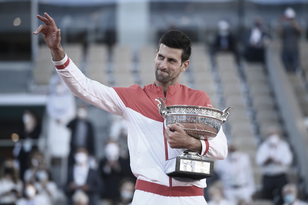 De virada, Djokovic derrota Tsitsipas e é bicampeão em Roland Garros De virada, Djokovic derrota Tsitsipas e é bicampeão em Roland Garros