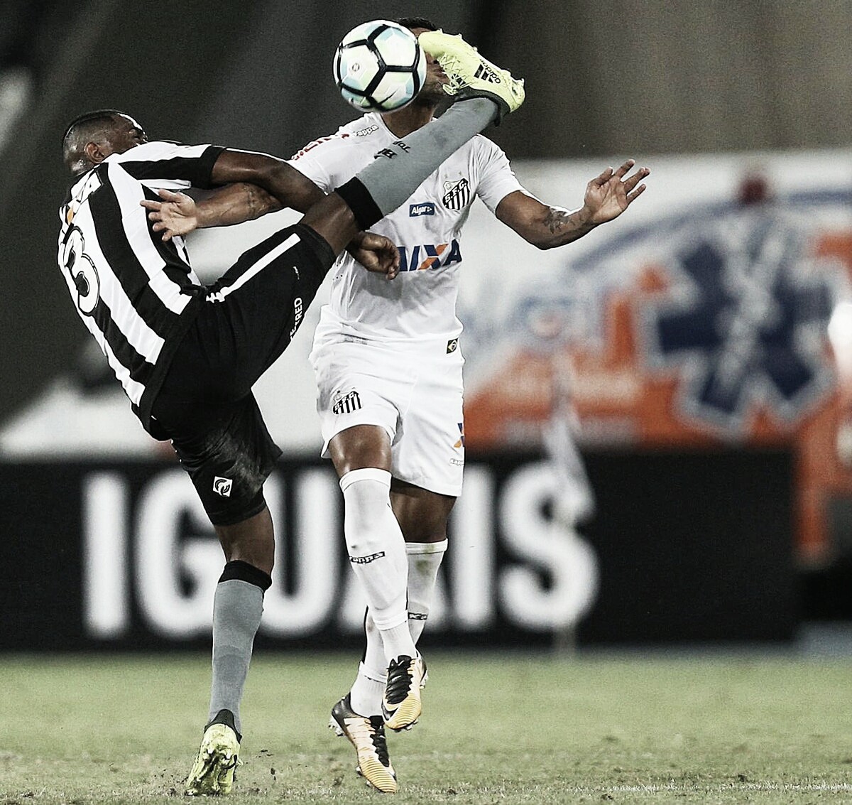 Em situações semelhantes, Botafogo e Santos se enfrentam buscando recuperação no Brasileiro