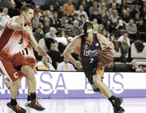 El Valencia Basket logra una trabajada victoria en Manresa y sigue haciendo historia