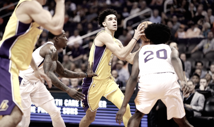 Após estreia ruim, Lonzo Ball brilha e comanda primeira vitória dos Lakers na temporada