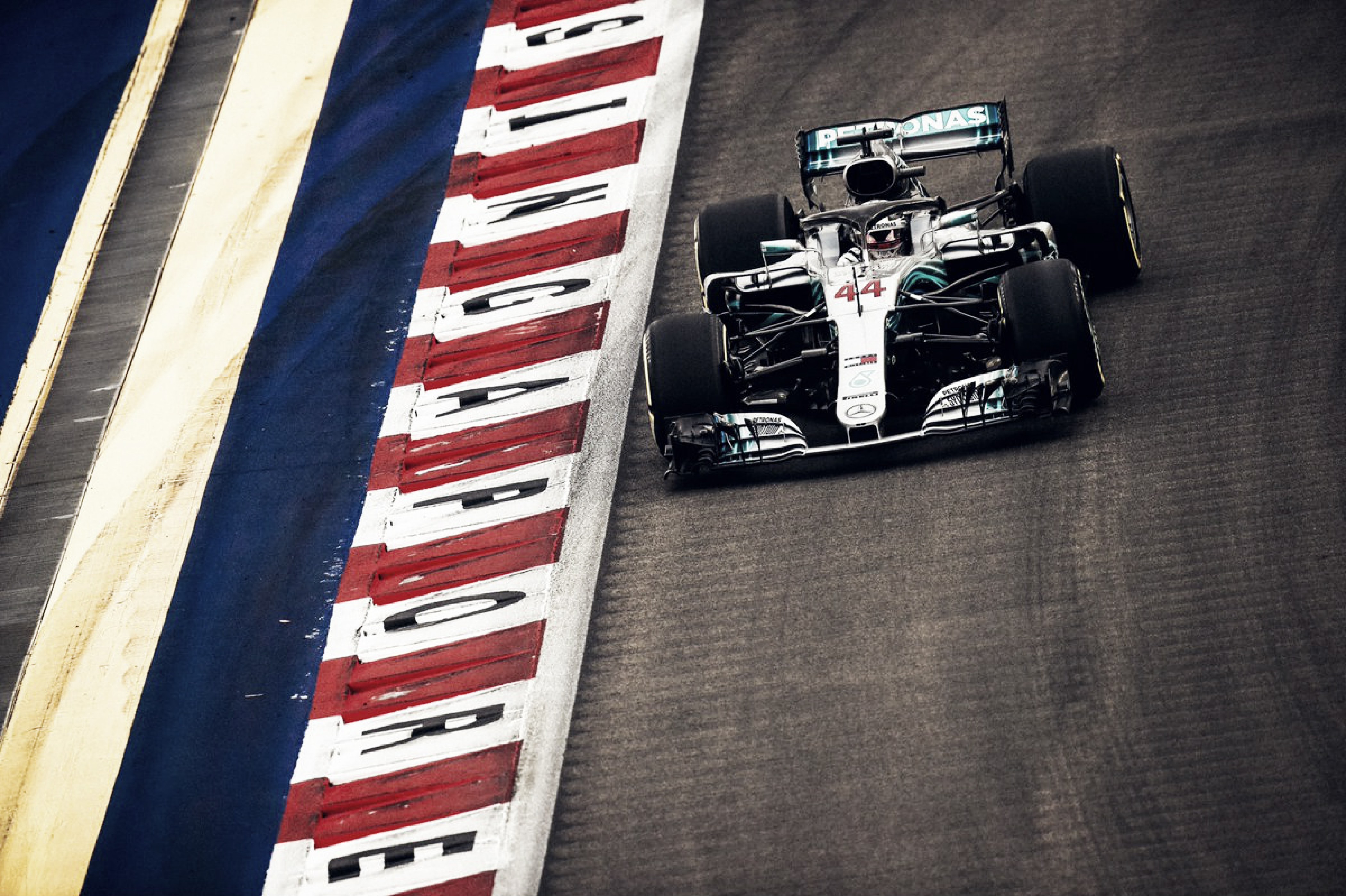 Hamilton vuelve a golpear con la ayuda de
Mercedes