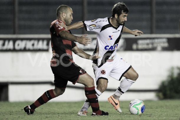 Douglas fala sobre a importância de vencer em casa e diz que acredita em melhora nos próximos jogos Douglas fala sobre a importância de vencer em casa e diz que acredita em melhora nos próximos jogos