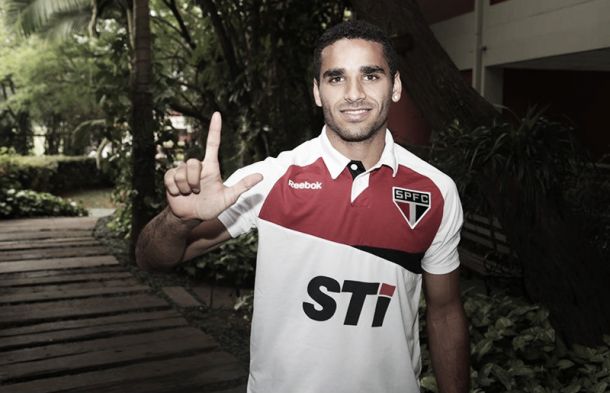 São Paulo anuncia venda de lateral Douglas para o Barcelona