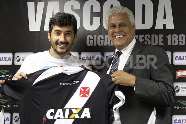 Documentação chega, e Douglas pode estrear pelo Vasco domingo, contra o Flamengo