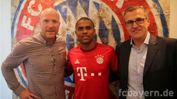Douglas Costa é oficializado como novo reforço do Bayern