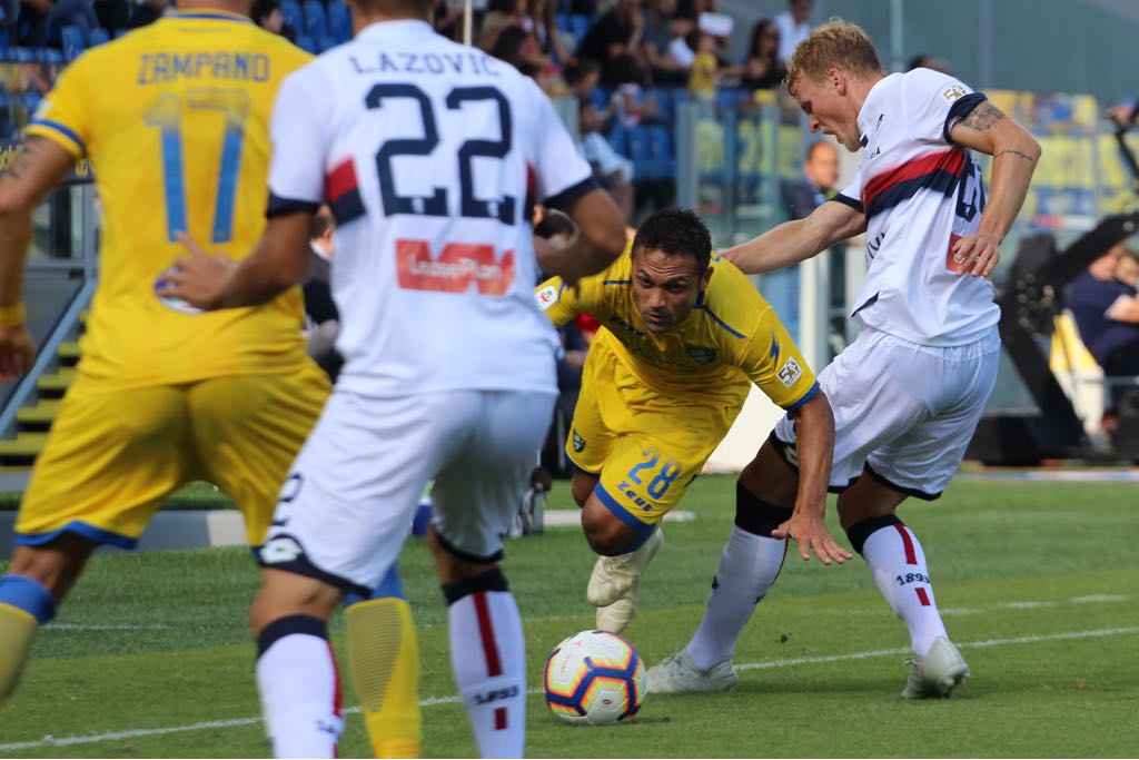 Il Genoa vince e vola: una doppietta di Piatek mette KO un arcigno Frosinone (1-2)