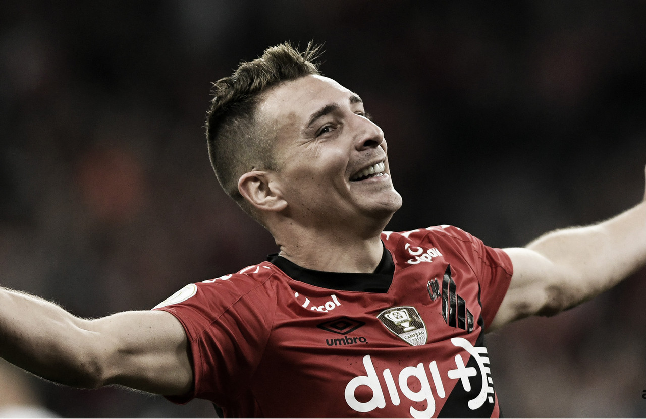 Em jogo marcado por despedidas, Athletico-PR bate Santos em Curitiba Em jogo marcado por despedidas, Athletico-PR bate Santos em Curitiba