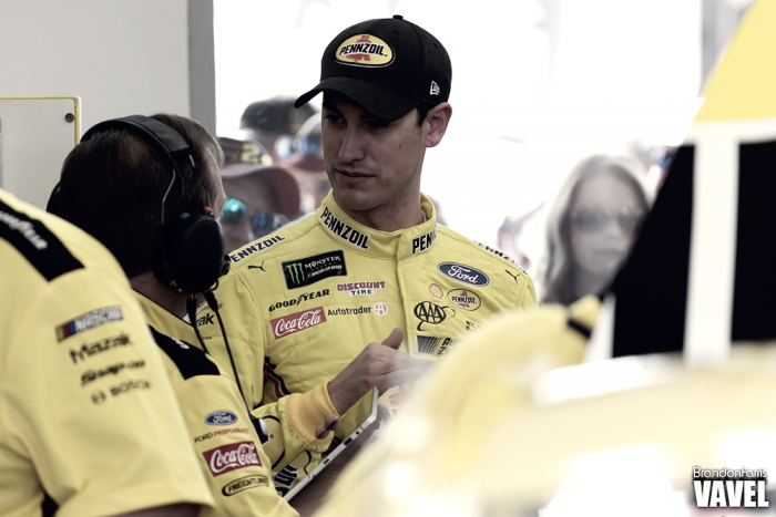 Joey Logano wins pole for Camping World 500 at Phoenix International Raceway