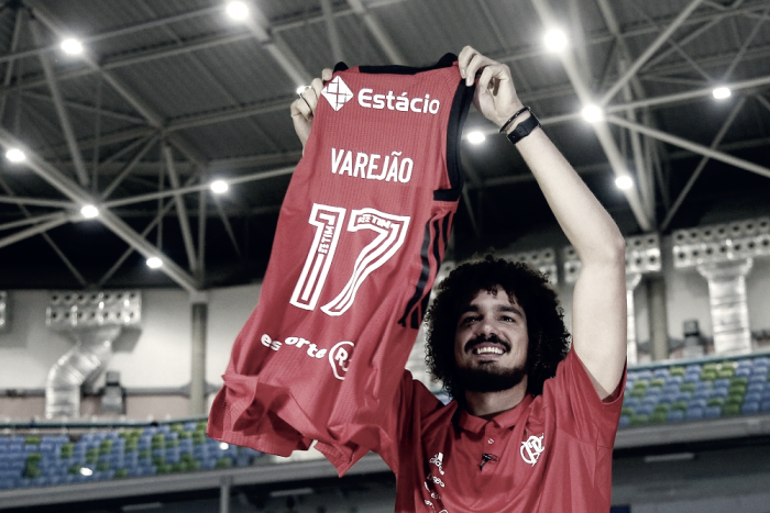 Varejão é apresentado à torcida do Flamengo em clássico no NBB e garante: "Foi emocionante"