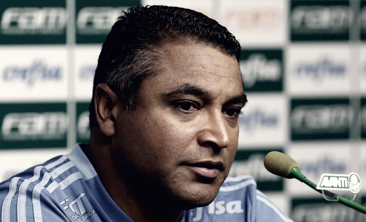Roger Machado evita polêmicas e blinda elenco para partida contra Corinthians