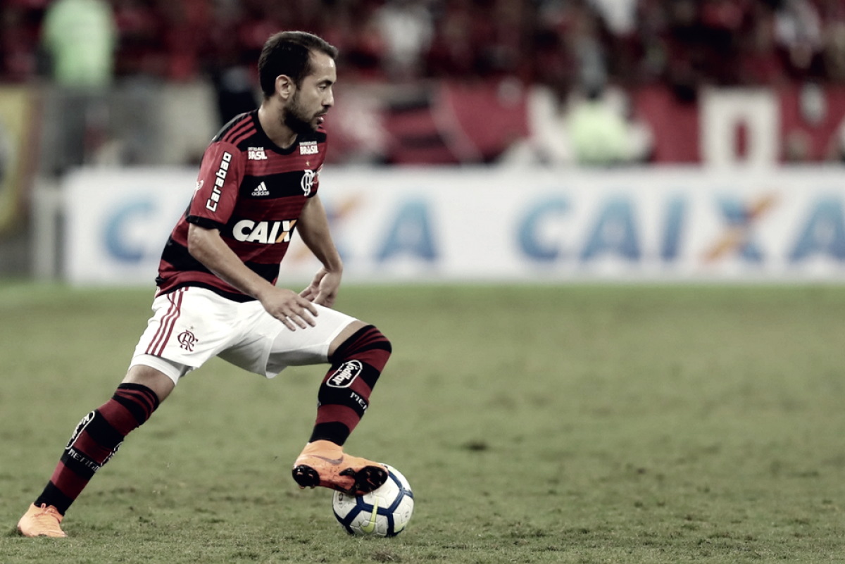 Flamengo é recepcionado pela torcida na chegada a Buenos Aires