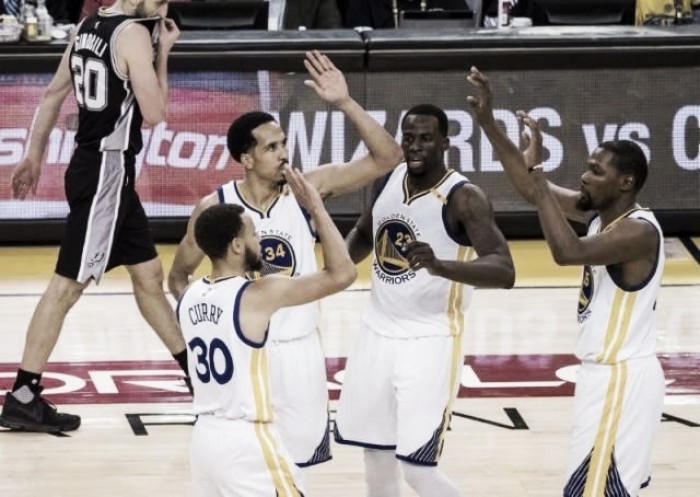 Stephen Curry's late heroics give Warriors 113-111 win over Spurs to take Game 1