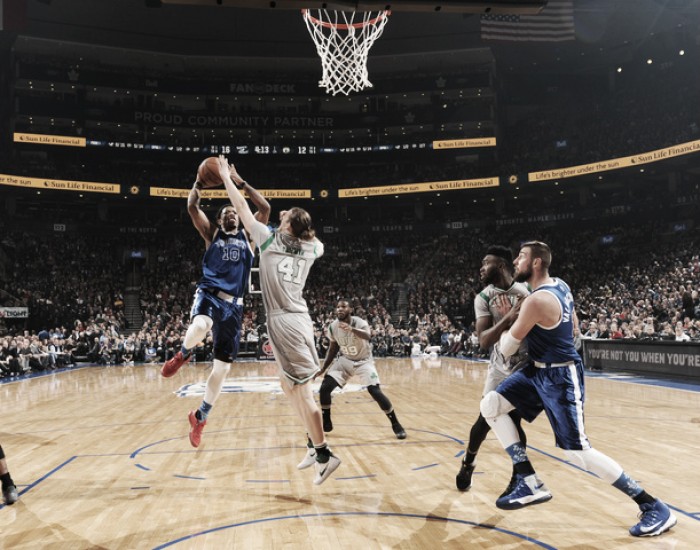 Nba, DeRozan trascina Toronto contro i Celtics. Golden State regola gli Heat