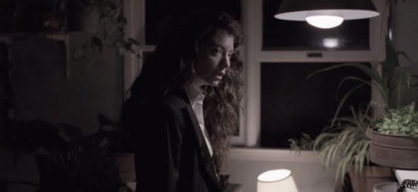 Lorde celebra su 18 cumpleaños presentando el vídeo de 'Yellow Flicker Beat'