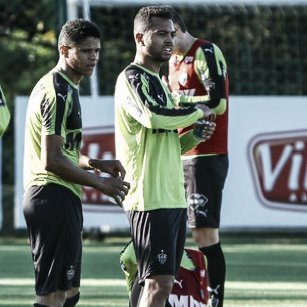 Atlético-MG oficializa compra de direitos do volante Rafael Carioca e lateral Douglas Santos