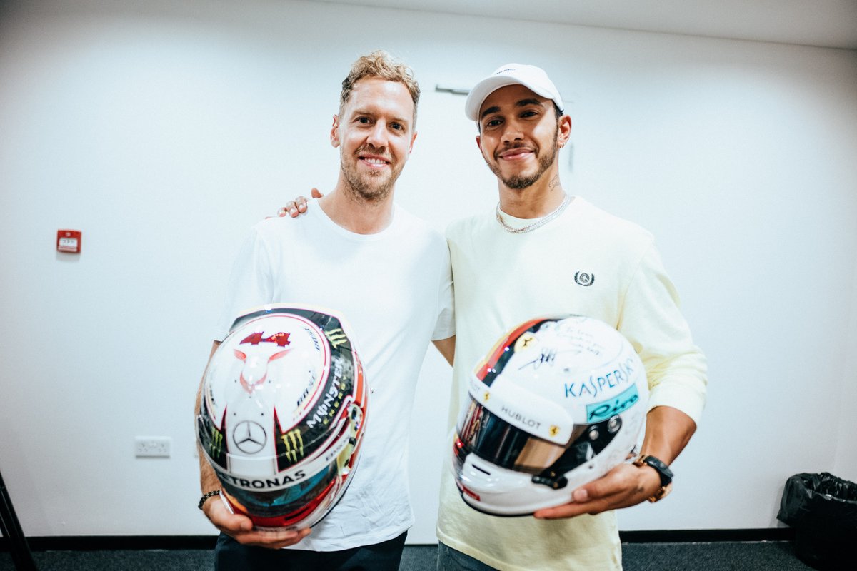 Formula 1 - Hamilton e Vettel si scambiano i rispettivi caschi 