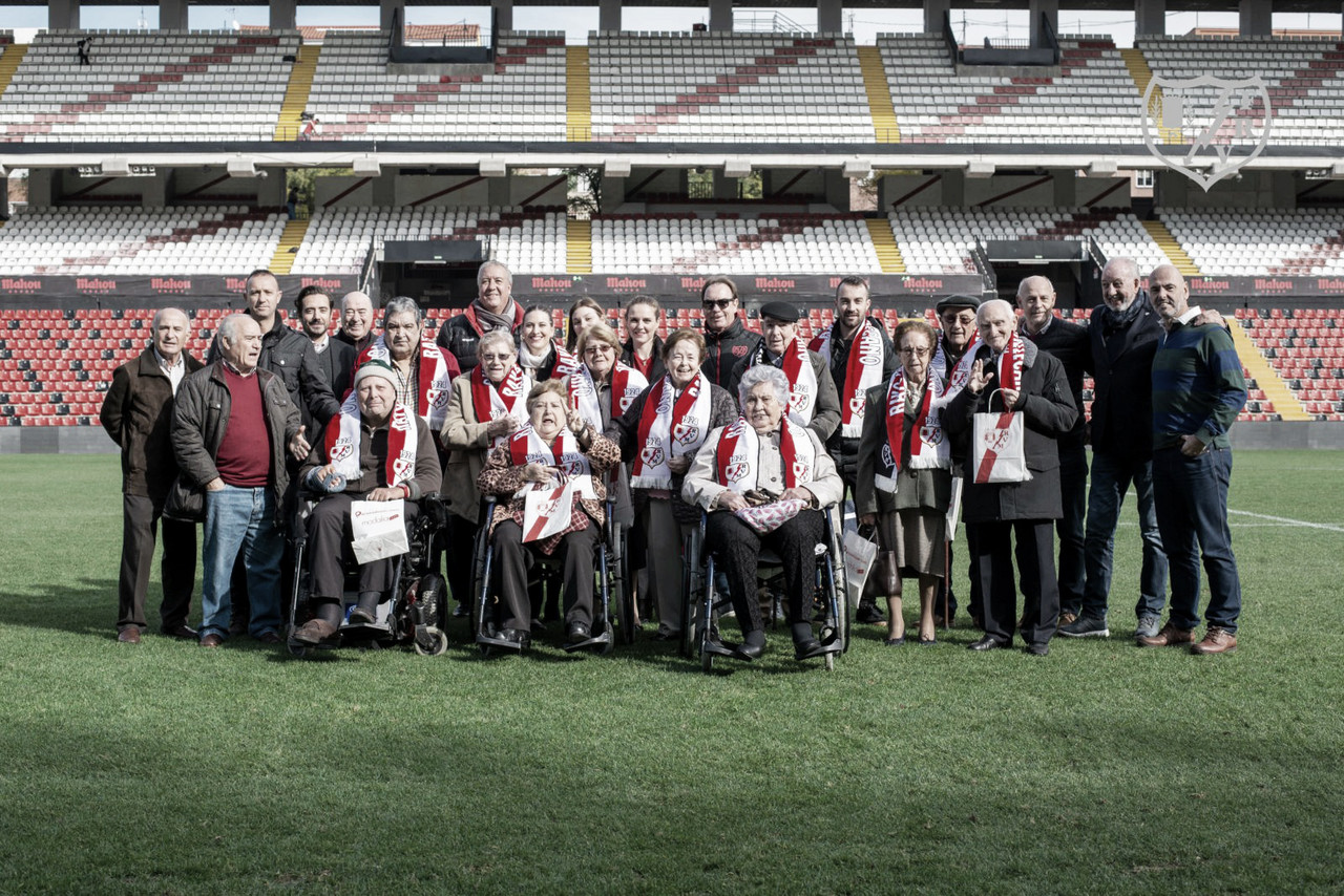 Los veteranos del Rayo Vallecano reciben una visita especial