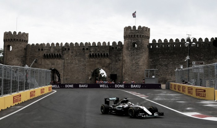 Lewis Hamilton apunta a la pole en Bakú tras los últimos entrenamientos libres