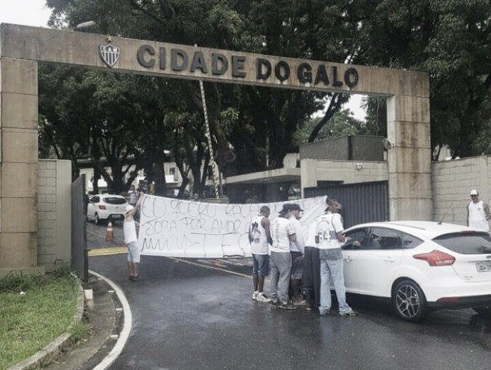 Reapresentação do Atlético-MG é marcada por protesto da torcida: "Joga por amor ou joga por terror"