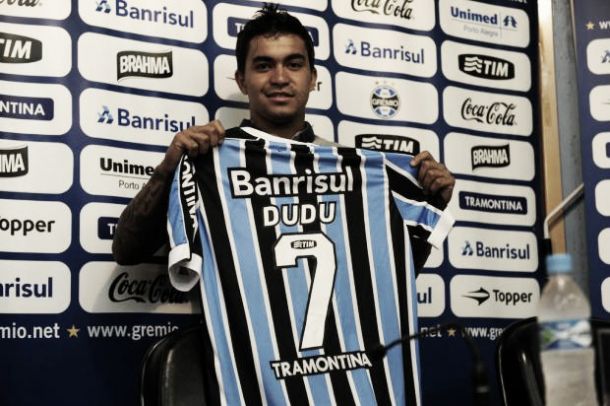 Com a camisa 7, atacante Dudu é apresentado no Grêmio