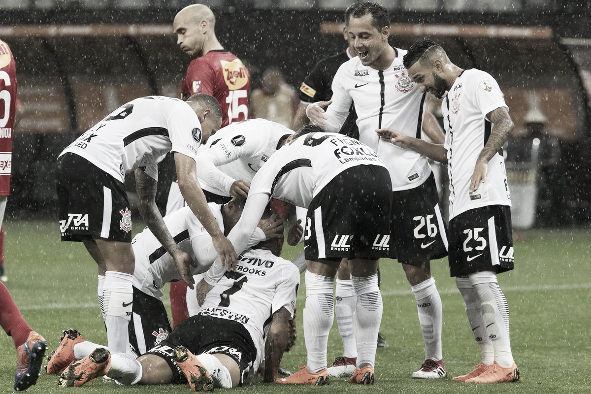 Notas: Corinthians mantém padrão defensivo, muda desenho tático e vence na Libertadores