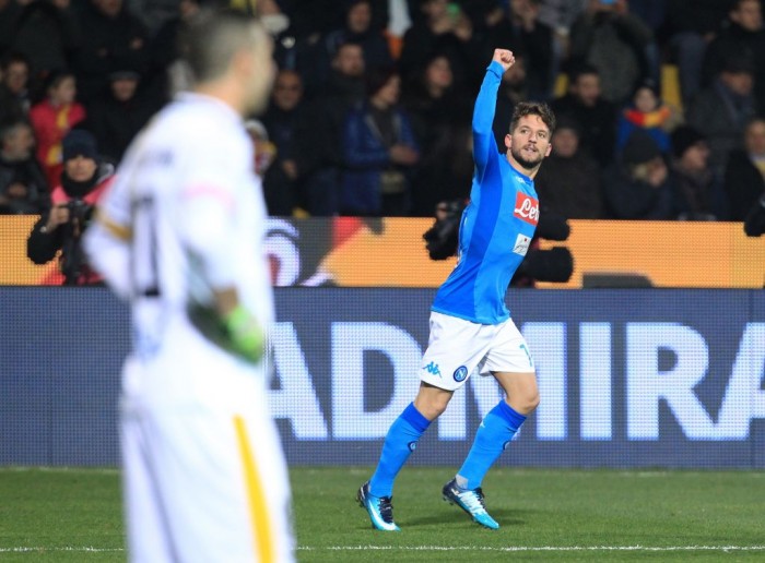 Serie A - Mertens e Hamsik stendono il Benevento: il Napoli vince 0-2