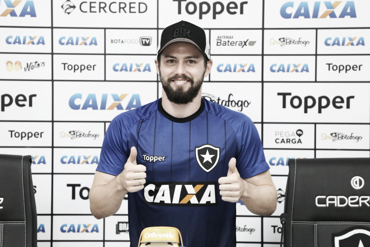 João Paulo renova até 2022: "Quero fazer história no Botafogo"