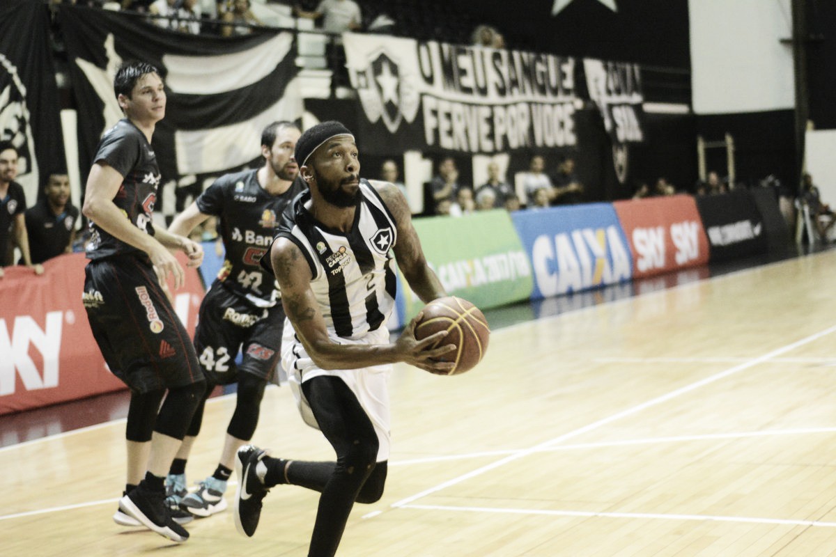 Botafogo tem apagão no fim, mas derrota Caxias do Sul e se mantém na briga pelos playoffs do NBB Botafogo tem apagão no fim, mas derrota Caxias do Sul e se mantém na briga pelos playoffs do NBB