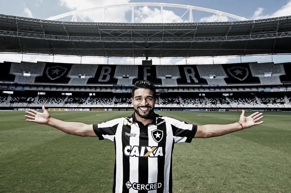 Rodrigo Aguirre fala sobre torcida e coloca títulos como objetivo máximo no Botafogo